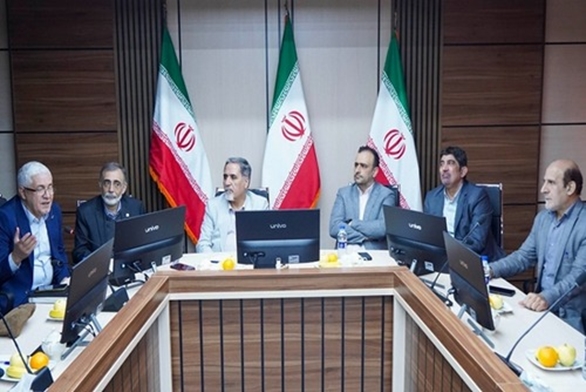 رییس دانشگاه علوم پزشکی شهید بهشتی با بیان اینکه مرکز تحقیقات ژنومیک و مرکز جامع خدمات ژنتیک میزبان تمامی اعضای علمی مرتبط است، بر لزوم تقویت همکاری‌ها، توسعه کلینیک‌های تشخیصی و ارایه خدمات علمی و اخلاق‌مدار به بیماران تأکید کرد.